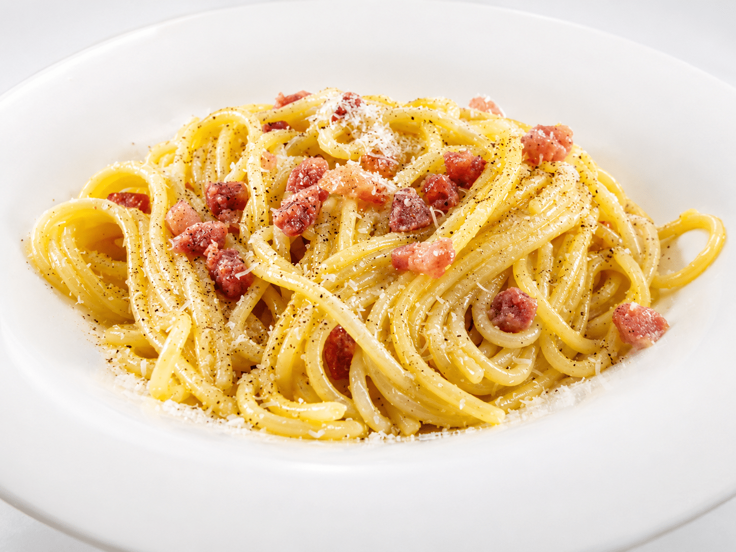 Spaghetti alla carbonara con guanciale e pepe.