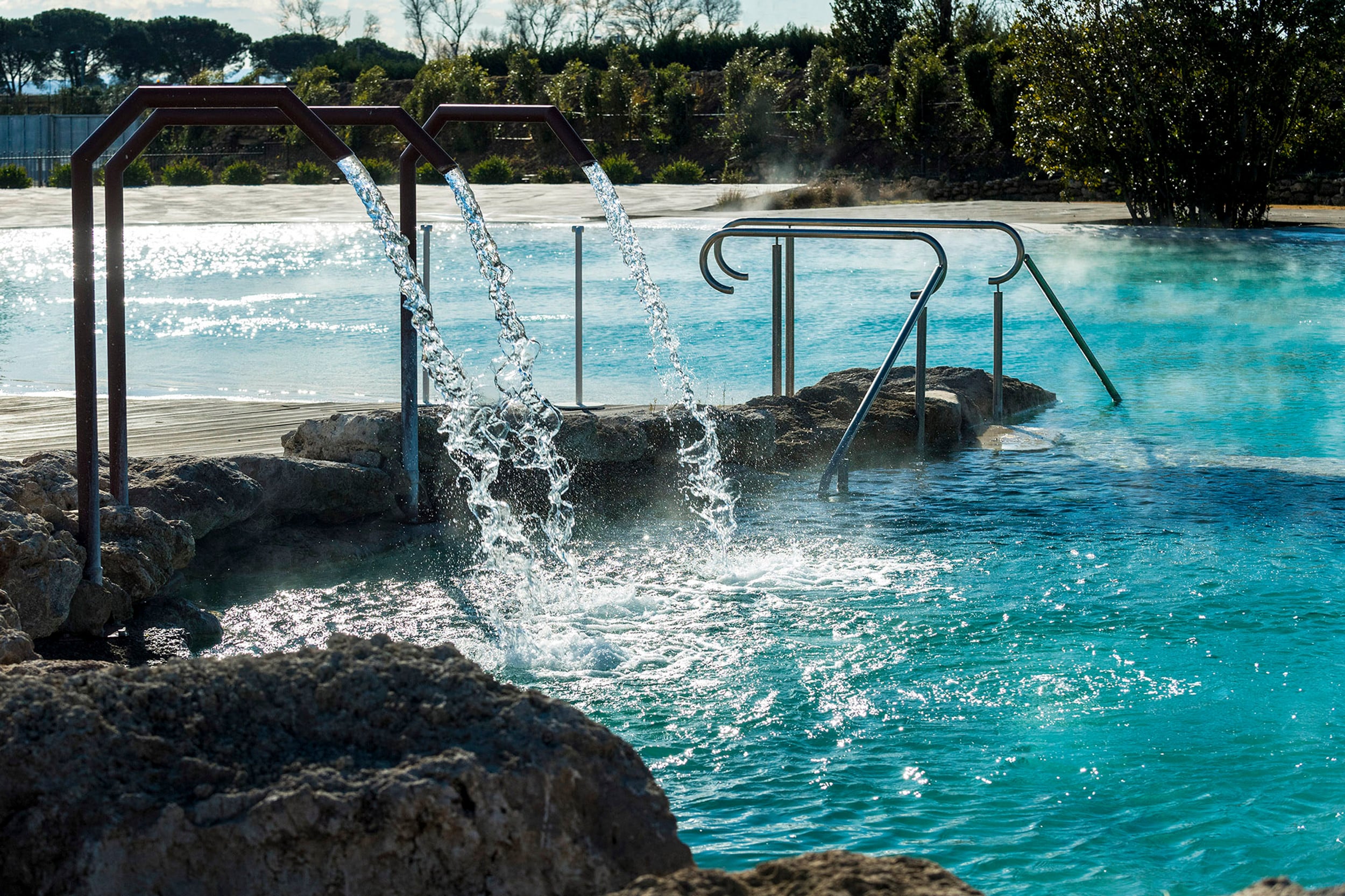 Cascate d'acqua in una piscina termale all'aperto.